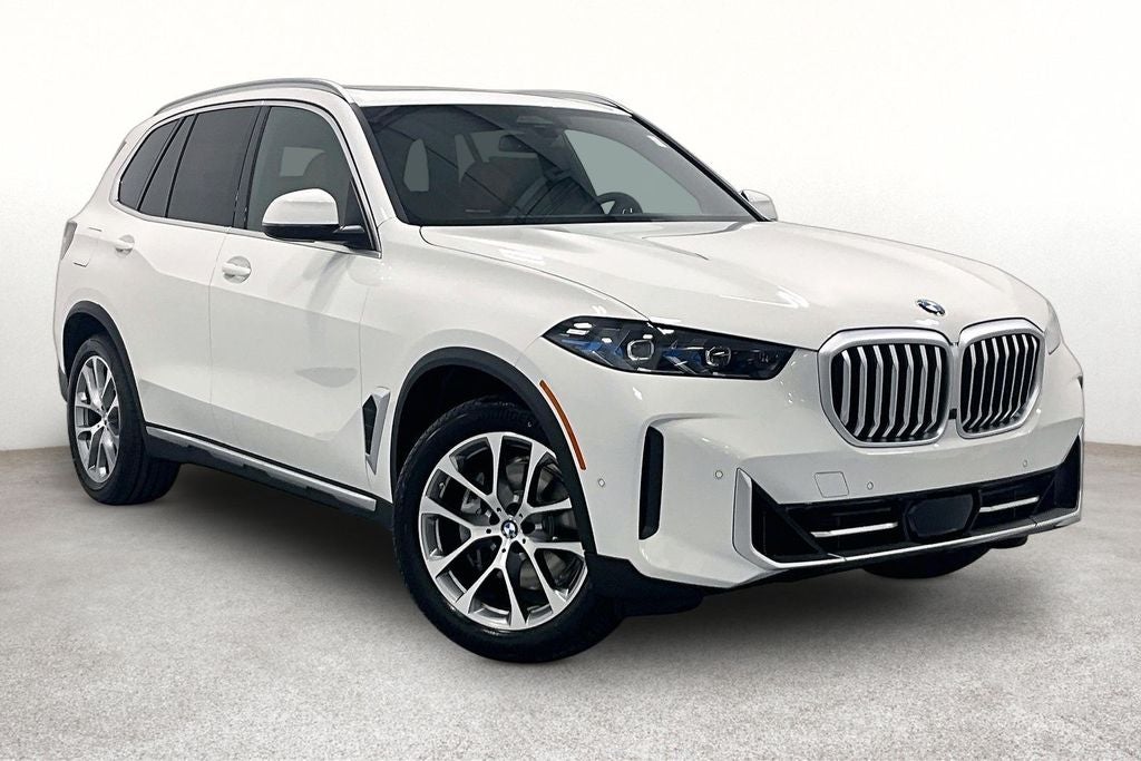 2026 BMW X5 xDrive40i in Alpine White — front three-quarter view