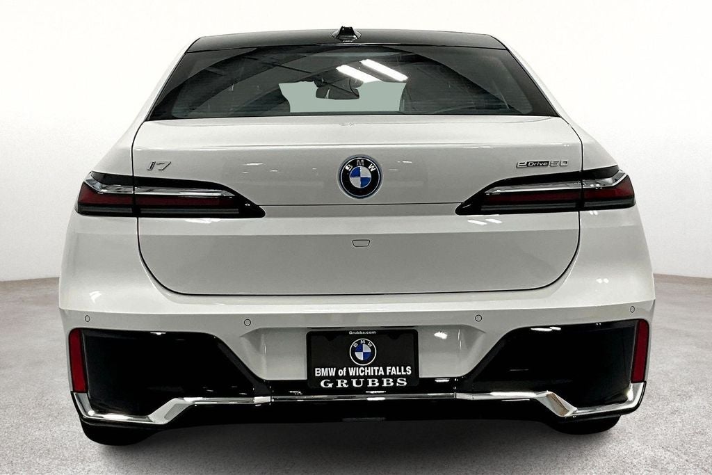 2025 BMW i7 — detail view