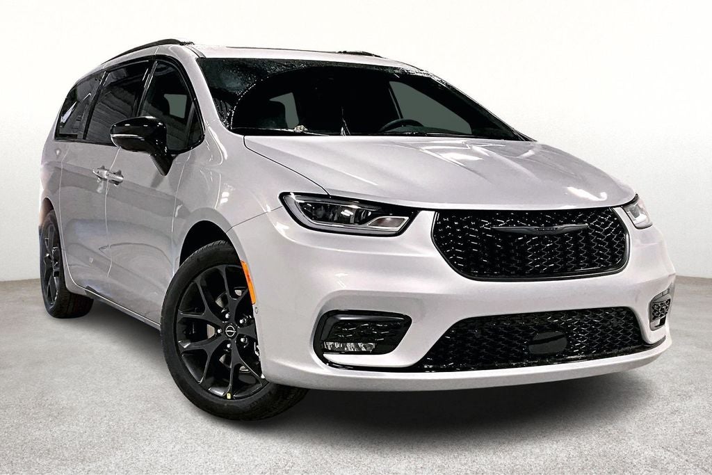 2026 Chrysler Pacifica PACIFICA LIMITED in Silver Mist Clear-Coat Exterior Paint — front three-quarter view