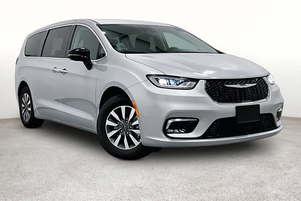 2024 Chrysler Pacifica Hybrid Select in Silver Mist Clearcoat — front three-quarter view